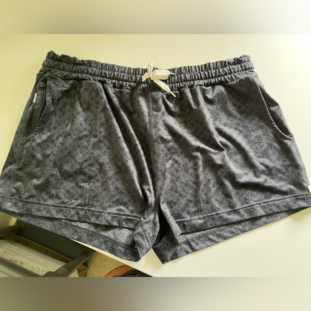 Vuori Women’s Dark Gray Black Shibori Pattern Halo Shorts Soft Pockets